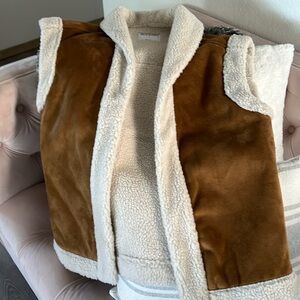 New with tags faux fur vest from old navy in brown. Women’s small. Regular fit.